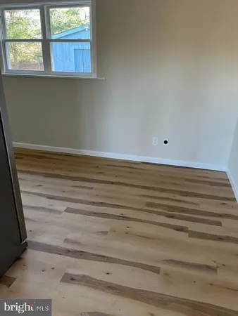 a view of empty room with window