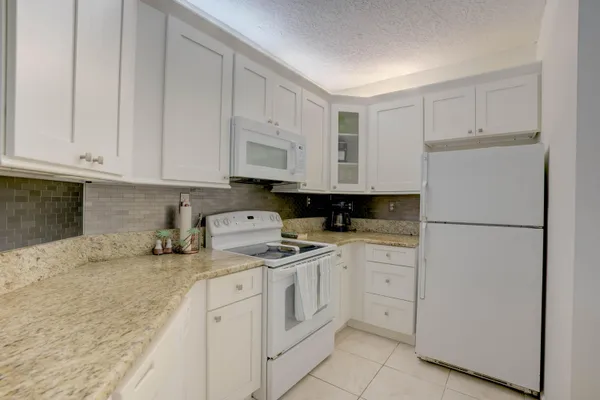 $2,400 | 200 Uno Lago Drive, Unit 202, Juno Beach, FL 33408