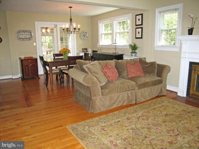 2809 Ridge Rd Drive Alexandria, VA 22302 - Photo 14 of 19 a living room with furniture and a large window