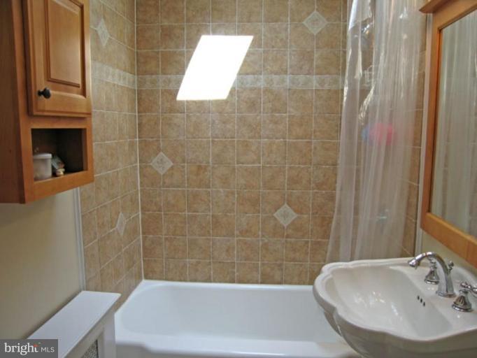 2809 Ridge Rd Drive Alexandria, VA 22302 - Photo 3 of 19 a bathroom with a sink a bathtub and a shower