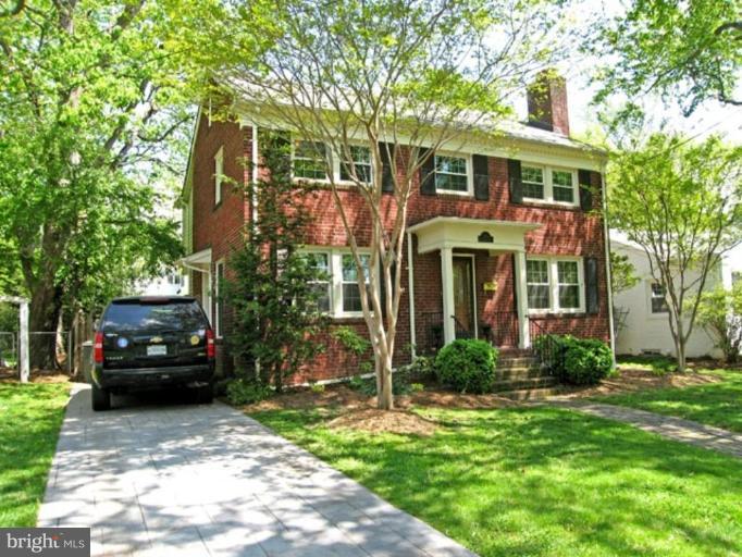 2809 Ridge Rd Drive Alexandria, VA 22302 - Photo 5 of 19 a view of a house with backyard and garden