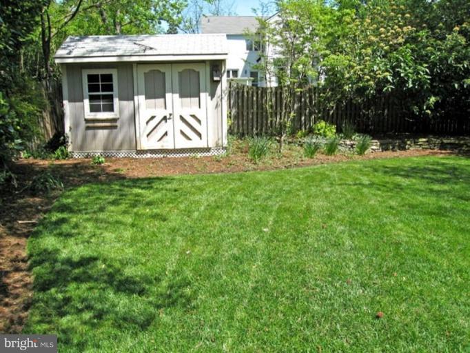 2809 Ridge Rd Drive Alexandria, VA 22302 - Photo 8 of 19 a view of house with backyard