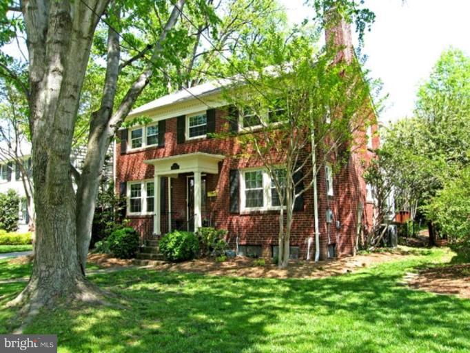 2809 Ridge Rd Drive Alexandria, VA 22302 - Photo 9 of 19 front view of a house with a yard