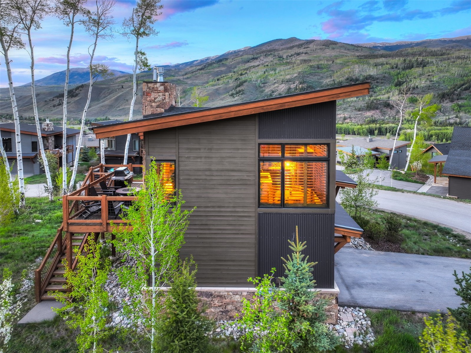 21 Moss Way Silverthorne, CO 80498 - Photo 4 of 50 a backyard of a house with lots of green space
