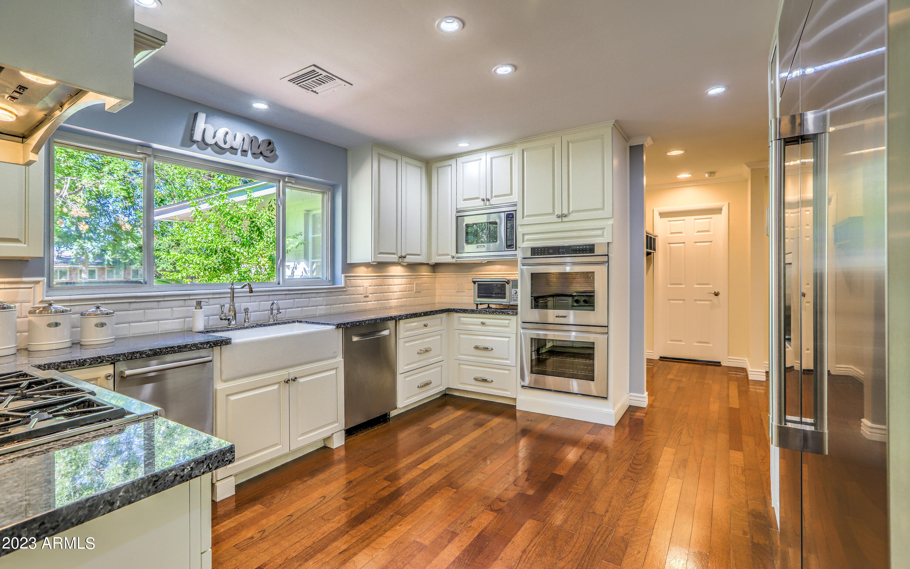 201 West Linger Lane Phoenix, AZ 85021 - Photo 11 of 48 Gourmet Kitchen