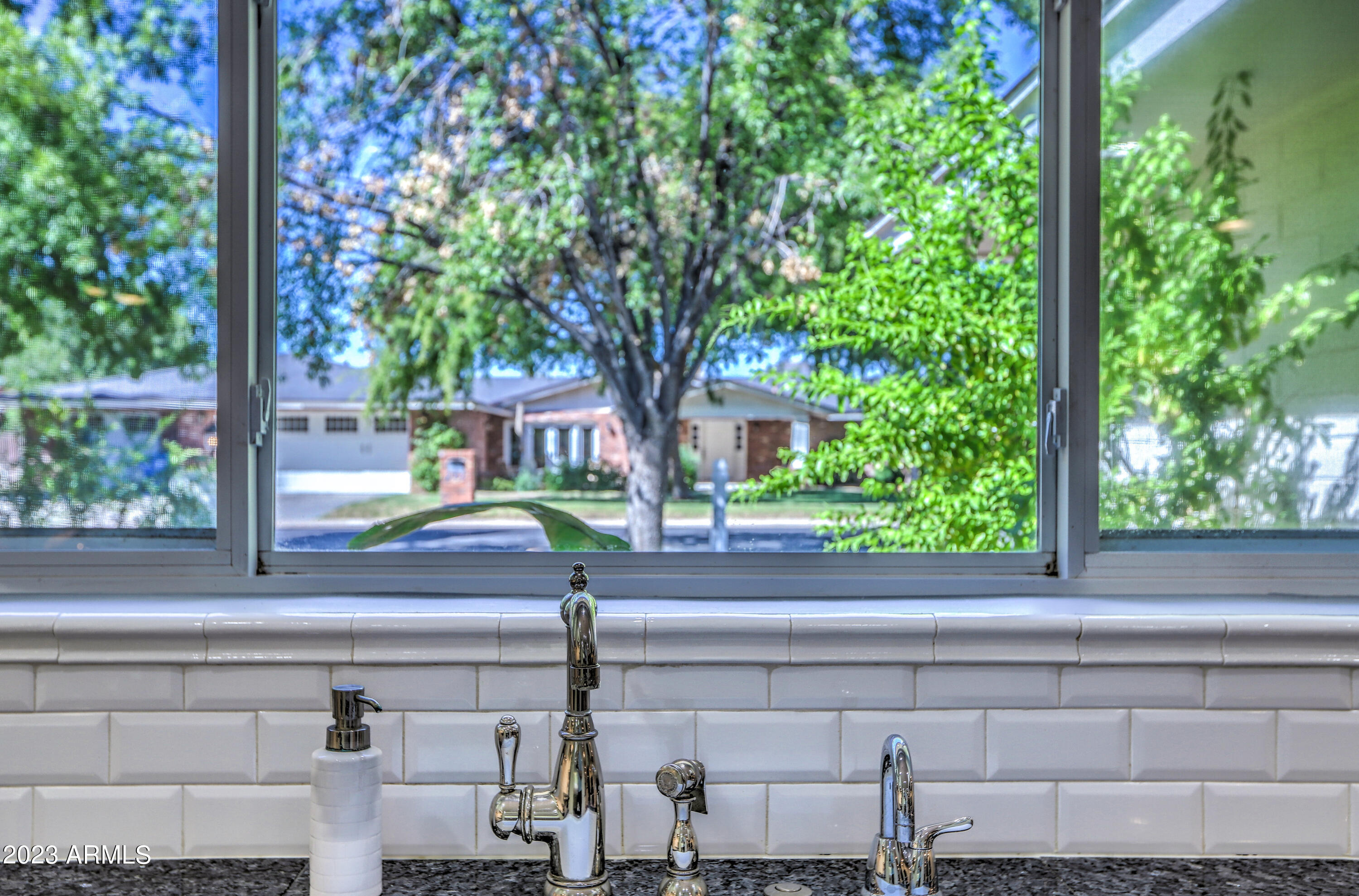201 West Linger Lane Phoenix, AZ 85021 - Photo 14 of 48 Kitchen View to Front