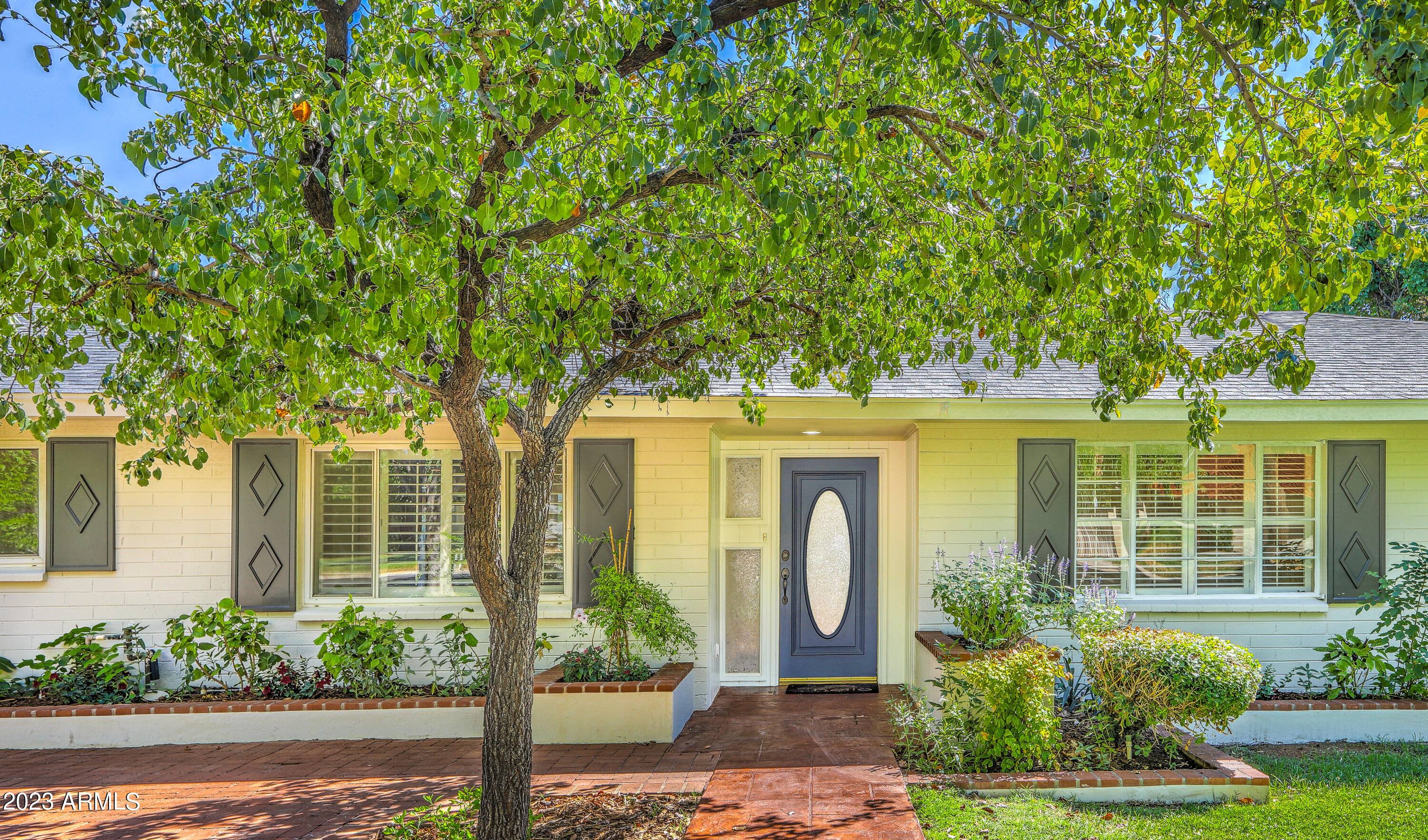 201 West Linger Lane Phoenix, AZ 85021 - Photo 3 of 48 Entry + Courtyard