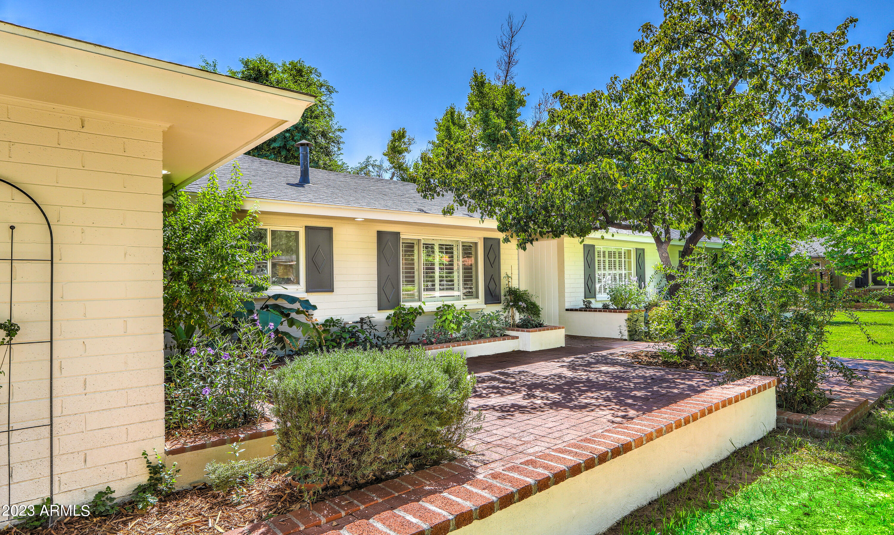 201 West Linger Lane Phoenix, AZ 85021 - Photo 4 of 48 Front Brick Courtyard