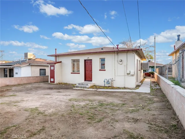 a house view with a backyard space