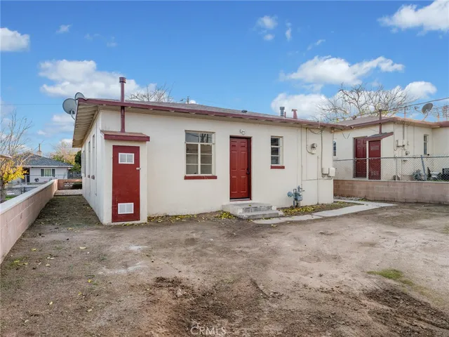a view of a house with backyard and kitchen