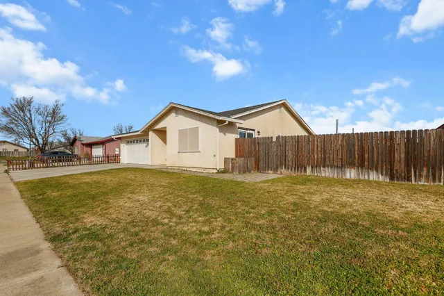 a view of a house with a yard