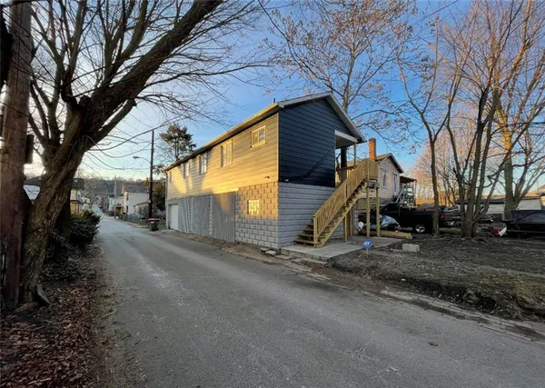 a view of a house with a yard