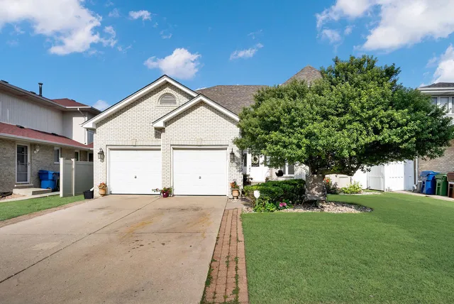 a view of a house with backyard and garden