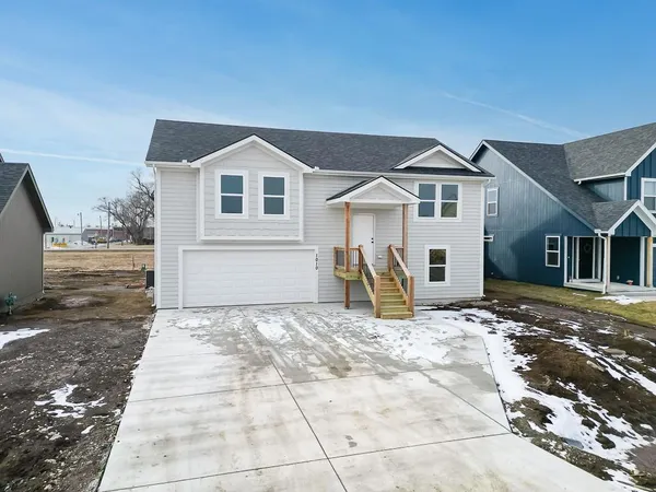 $329,950 | 1015 2nd Street, Perry, KS 66073