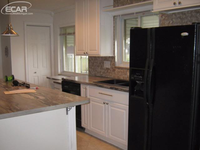 1274 Howe Road Burton, MI 48509 - Photo 12 of 28 21242378-11.JPG