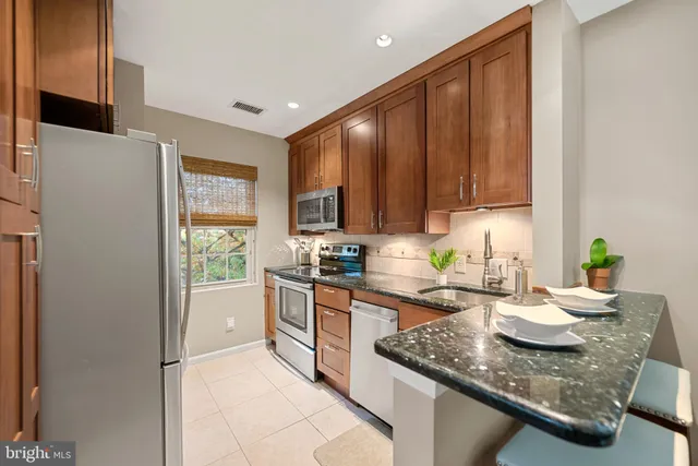 $2,995 | 1403 East Abingdon Drive, Unit 6, Alexandria, VA 22314