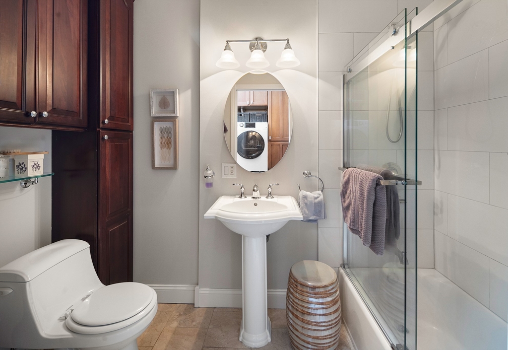 413 Beacon Street, Unit 5 Boston, MA 02115 - Photo 13 of 19 a bathroom with a toilet a sink and bathtub