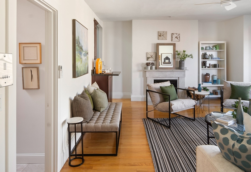 413 Beacon Street, Unit 5 Boston, MA 02115 - Photo 6 of 19 a living room with furniture