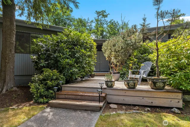 a view of sitting area with trees in the background