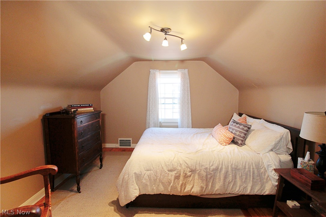 2472 Saybrook Road Cleveland, OH 44118 - Photo 36 of 41 3rd floor bedroom #4