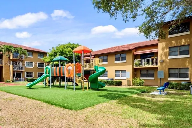 $2,425 | 15550 Southwest 80th Street, Unit E101, Miami, FL 33193