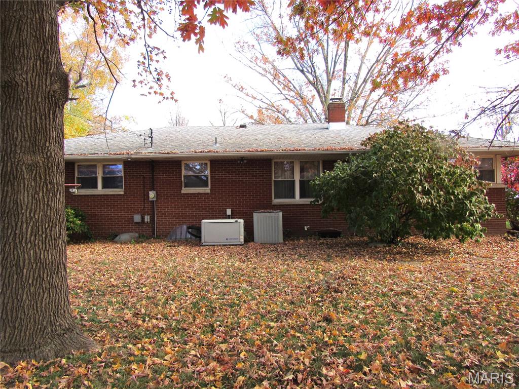 734 Berry Road Wood River, IL 62095 - Photo 5 of 22