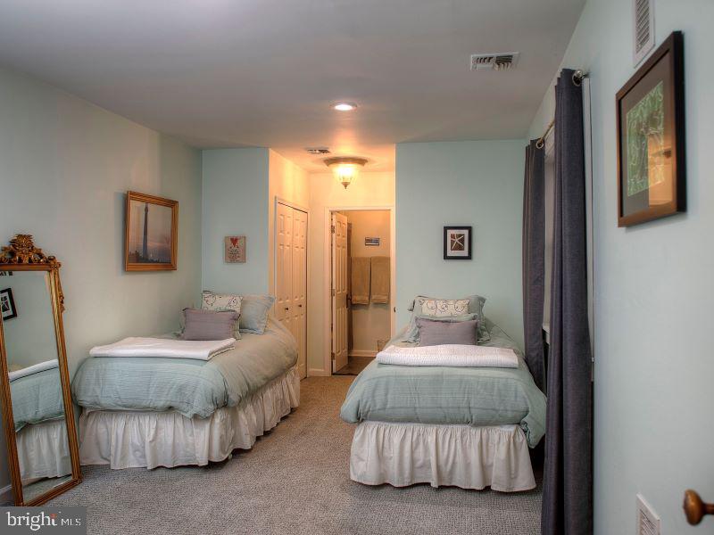 602 South Front Street Philadelphia, PA 19147 - Photo 13 of 18 Guest bedroom