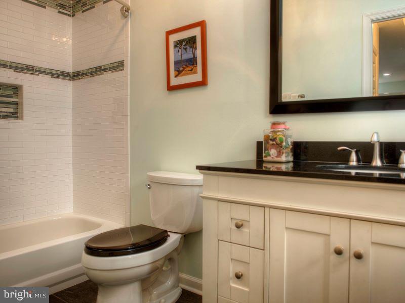 602 South Front Street Philadelphia, PA 19147 - Photo 15 of 18 Guest Bath