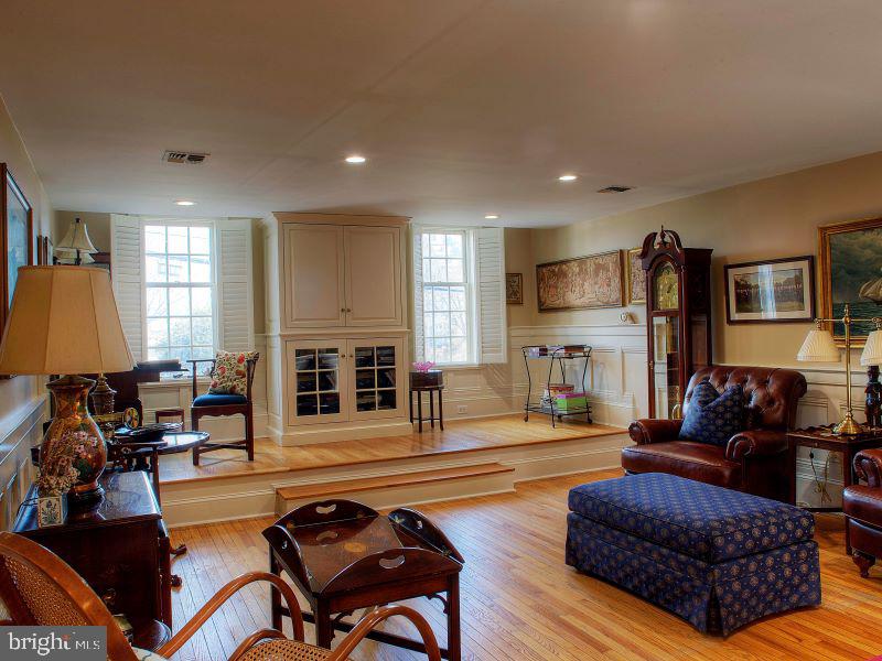 602 South Front Street Philadelphia, PA 19147 - Photo 8 of 18 Living Room