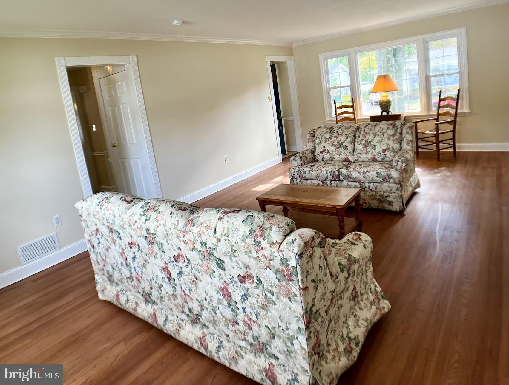 9 Periwinkle Lane Hamilton, NJ 08619 - Photo 9 of 38 Living Room