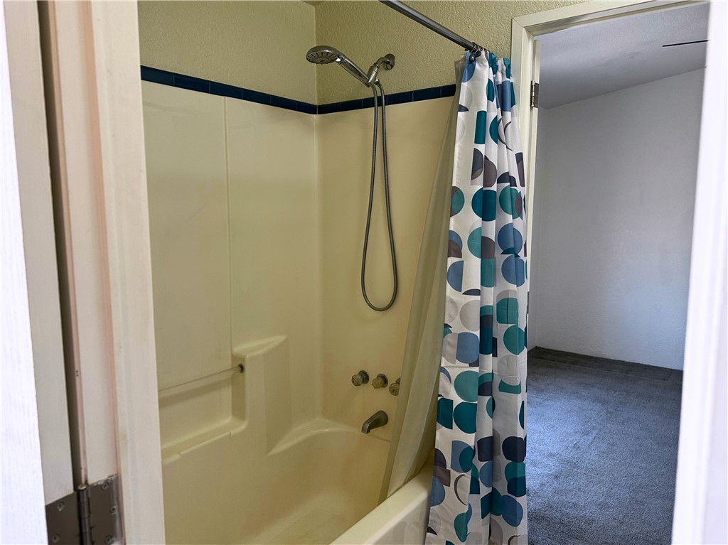 3746 Bouse Road Golden Valley, AZ 86413 - Photo 30 of 53 Full bath featuring shower / tub combo