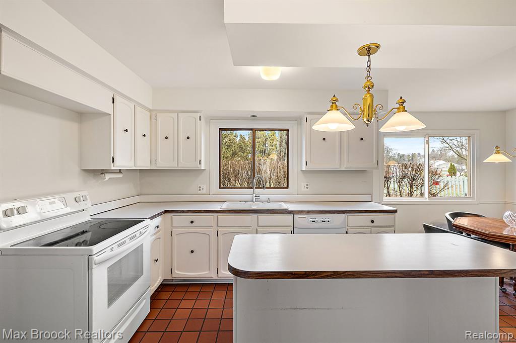5329 Watergate Road West Bloomfield, MI 48323 - Photo 6 of 28 Gallery Image 6