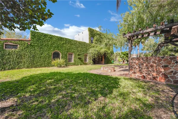 a view of a back yard