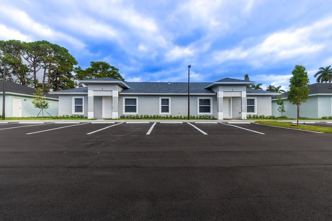 3901 Gulfstream Road, Unit 2B Lake Worth Beach, FL 33461 - Photo 2 of 14 thumbnail_IMG_8598