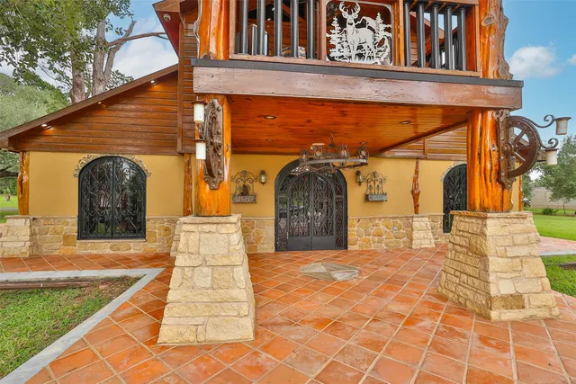 a view of entryway front of house