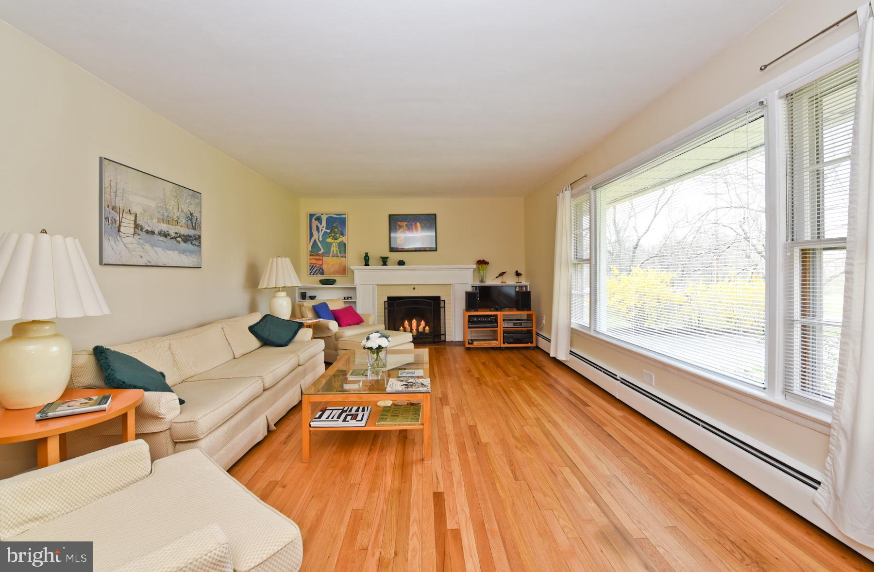 14 Federal City Road Ewing, NJ 08638 - Photo 4 of 33 Living Room