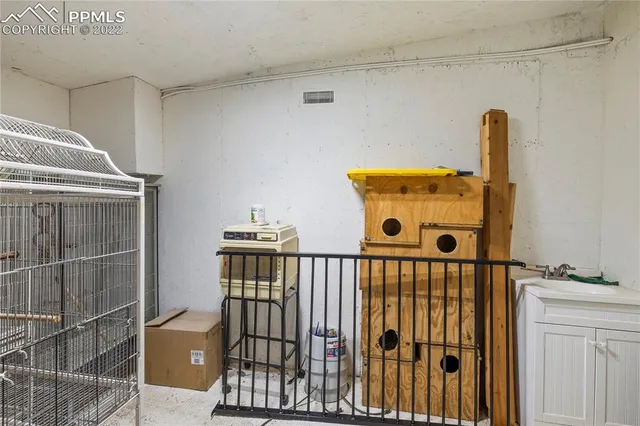 a view of entryway with a front door