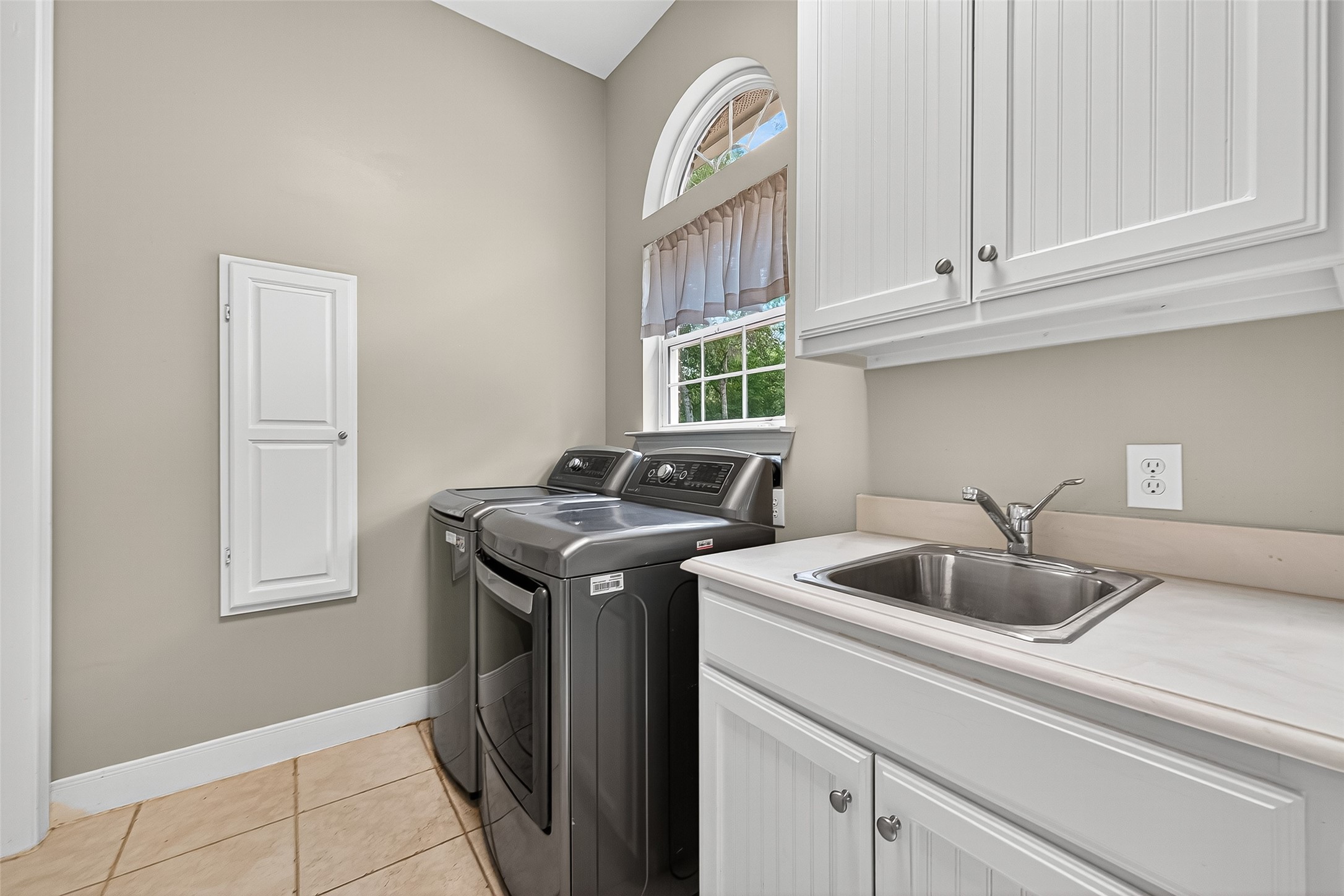 32819 Whitburn Trail Fulshear, TX 77441 - Photo 14 of 49 a kitchen with a sink and cabinets