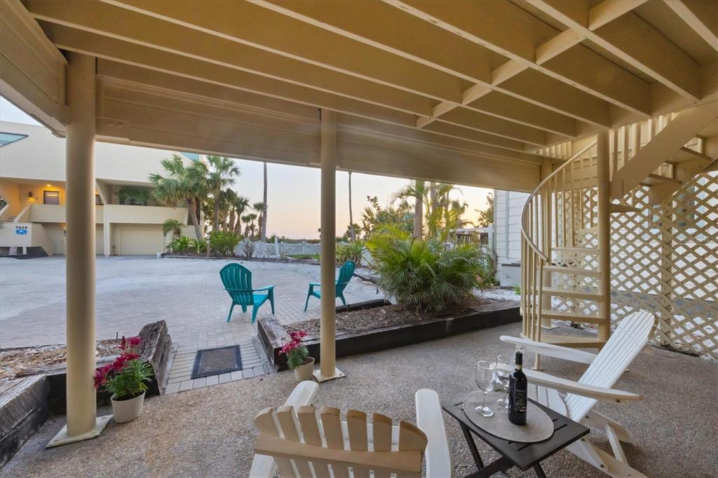 540 Beach Road, Unit 510 Sarasota, FL 34242 - Photo 54 of 96 a view of patio with table and chairs potted plants with wooden floor