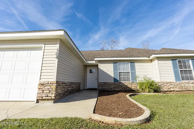 $245,000 | 104 Oaks Court, Picayune, MS 39466