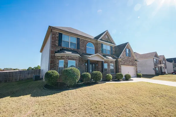 a view of a house with a yard