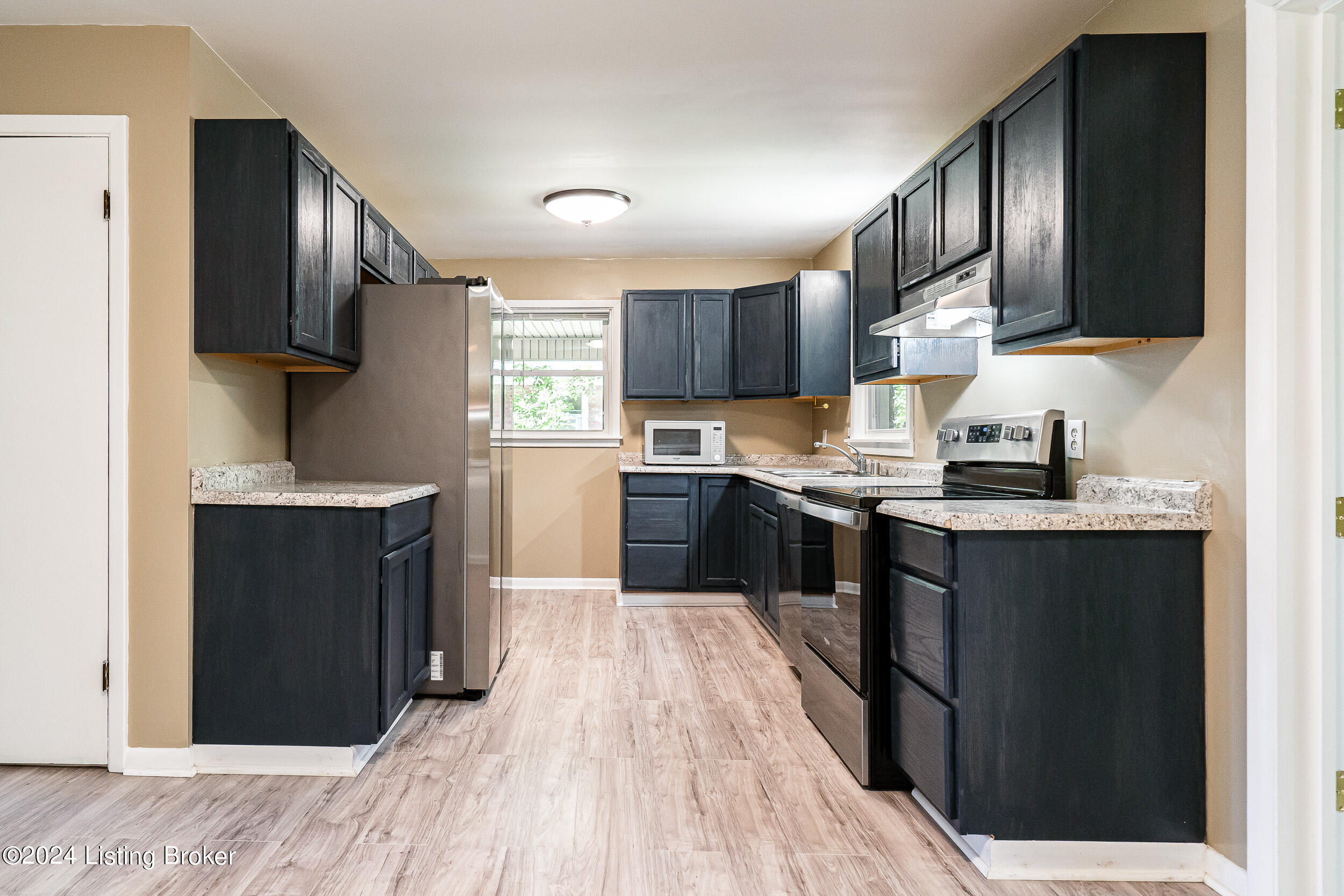 6421 Fernview Road Louisville, KY 40291 - Photo 11 of 52 6421 Fernview Road-26