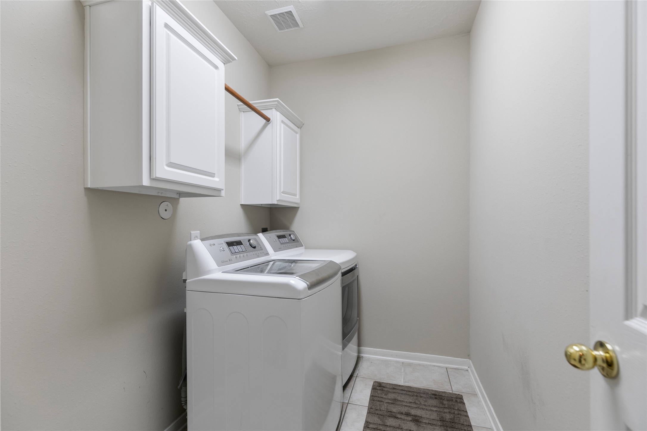 6611 Knollbridge Lane Spring, TX 77379 - Photo 21 of 40 a utility room with dryer and washer