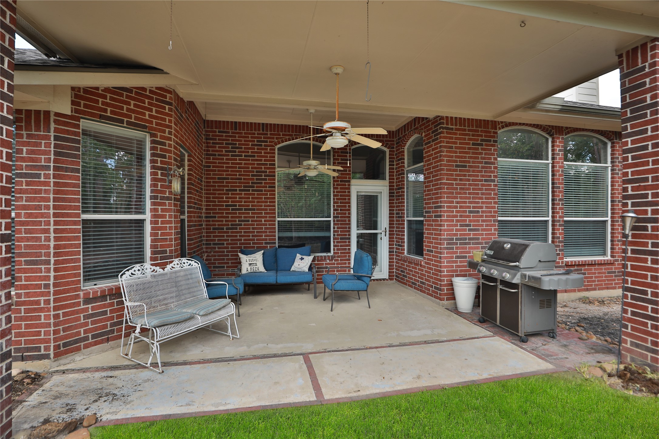 6611 Knollbridge Lane Spring, TX 77379 - Photo 27 of 40 a building outdoor space with patio furniture