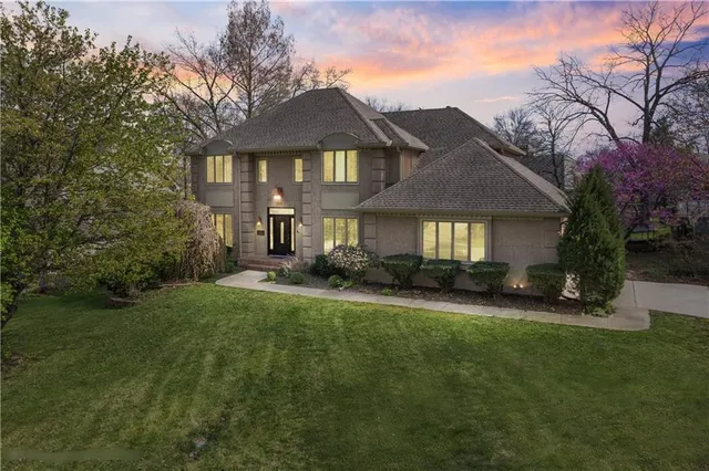 $574,999 | 132 The Woodlands Drive, Gladstone, MO 64119