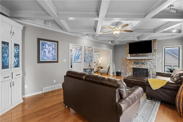 $574,999 | 132 The Woodlands Drive, Gladstone, MO 64119