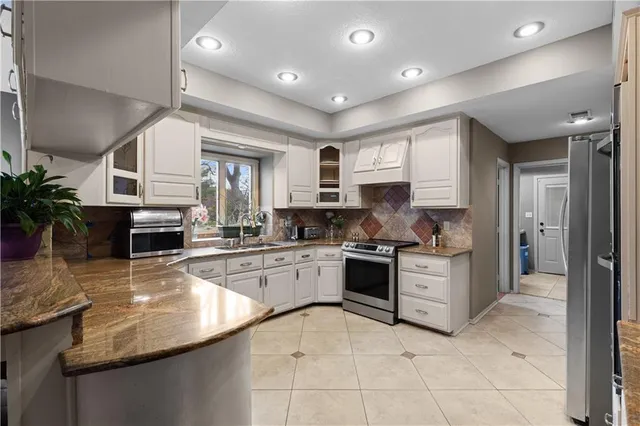 $574,999 | 132 The Woodlands Drive, Gladstone, MO 64119