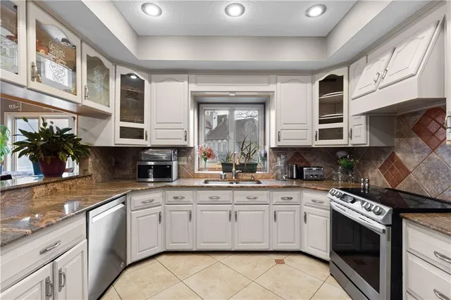 $574,999 | 132 The Woodlands Drive, Gladstone, MO 64119