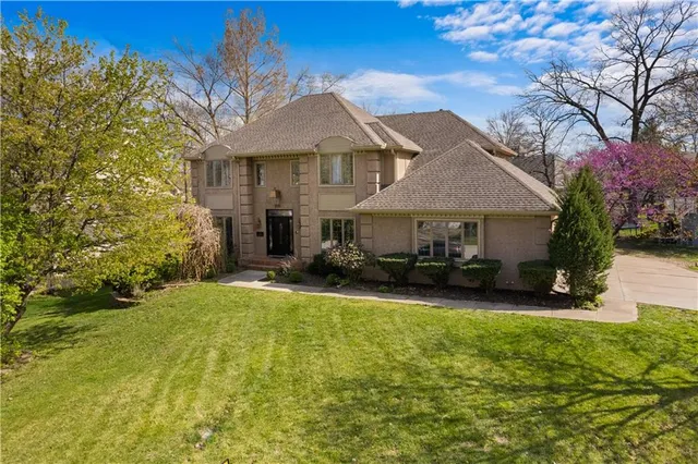 $574,999 | 132 The Woodlands Drive, Gladstone, MO 64119