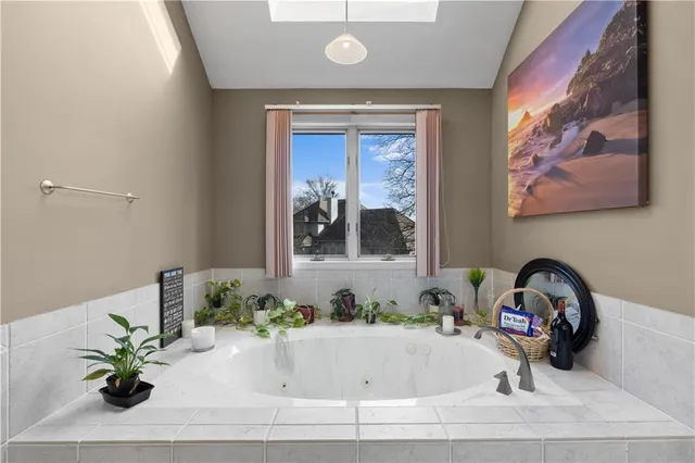 $574,999 | 132 The Woodlands Drive, Gladstone, MO 64119